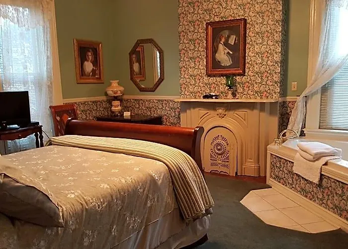 Riverview Mansion 3*