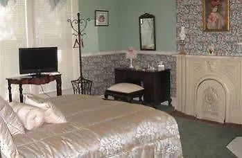 Riverview Mansion Bed & Breakfast Metropolis